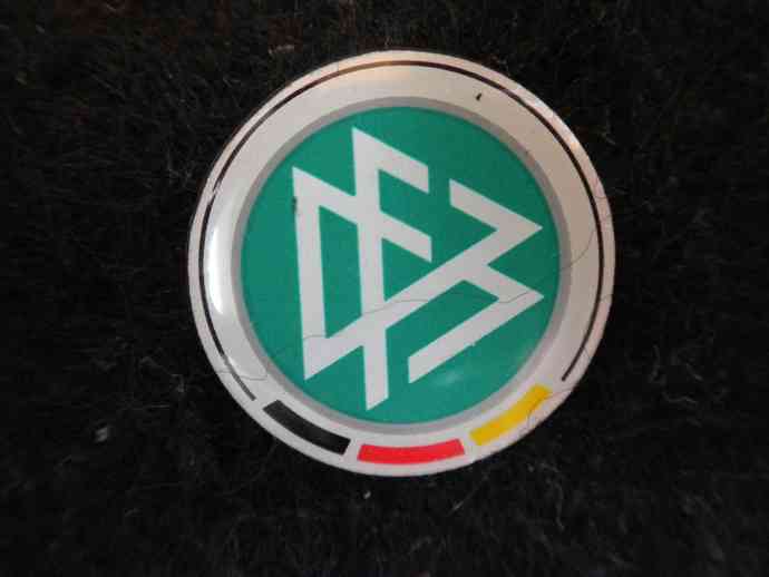 DFB rund, weisse Buchstaben, grüner Grund, schwarz-rot-gold am Rand